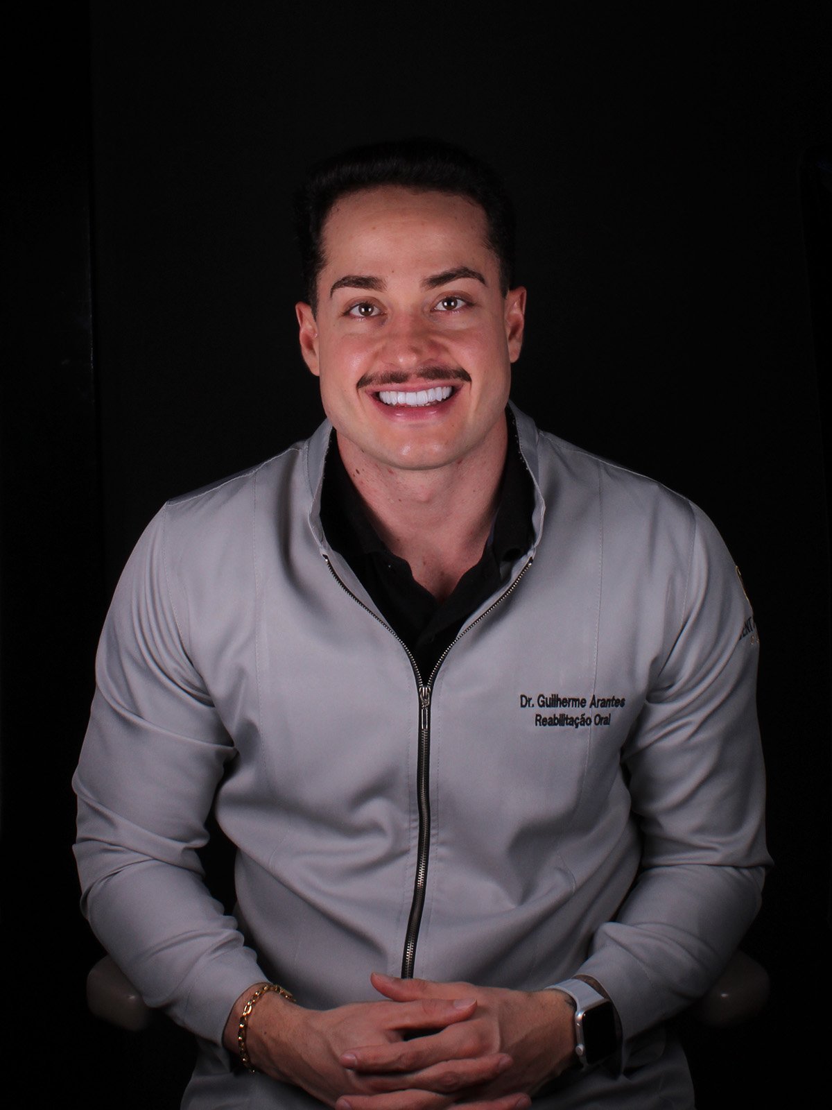Retrato do Dr. Guilherme Arantes, cirurgião-dentista em Campo Grande